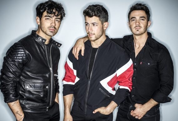 Jonas Brothers mencampuradukkan hit baru dengan kemunduran 2008 ‘Burnin’ Up ‘di’ SNL ‘